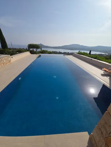 Agrandissement piscine miroir à débordement d'une villa à Agay , Golfe de Saint-Tropez, BMC