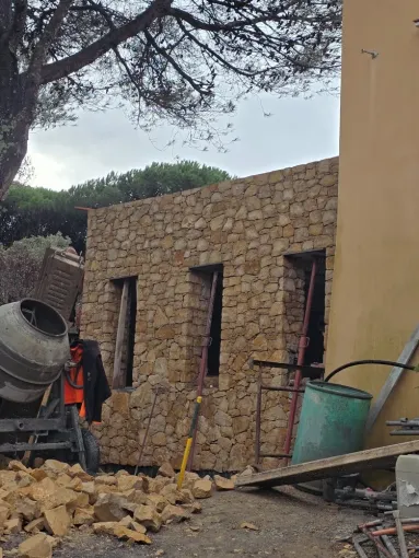 Réalisation d'un mur avec pierres à bâtir avec angles et tableau, Golfe de Saint-Tropez, BMC