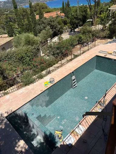 Construction d'une piscine en béton : application d'une étanchéité et pose d'un carrelage, Golfe de Saint-Tropez, BMC
