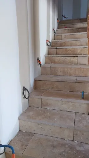 Pose d'un carrelage type travertin sur un escalier, Golfe de Saint-Tropez, BMC