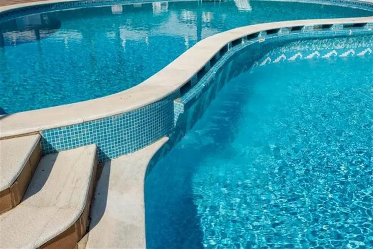 À qui s’adresser pour construire une piscine bétonnée avec de la mosaïque ?, Golfe de Saint-Tropez, BMC