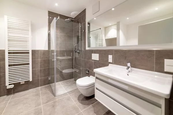Quel carrelage poser pour agrandir visuellement une salle de bain ?, Golfe de Saint-Tropez, BMC