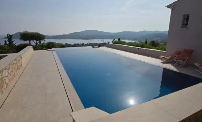 Agrandissement piscine miroir à débordement d'une villa à Agay , Golfe de Saint-Tropez, BMC