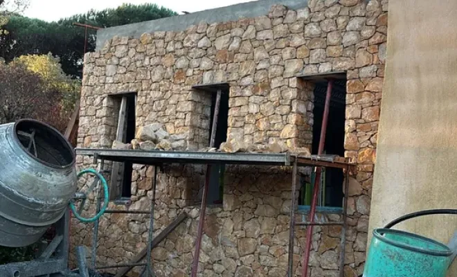 Réalisation d'un mur avec pierres à bâtir avec angles et tableau, Golfe de Saint-Tropez, BMC