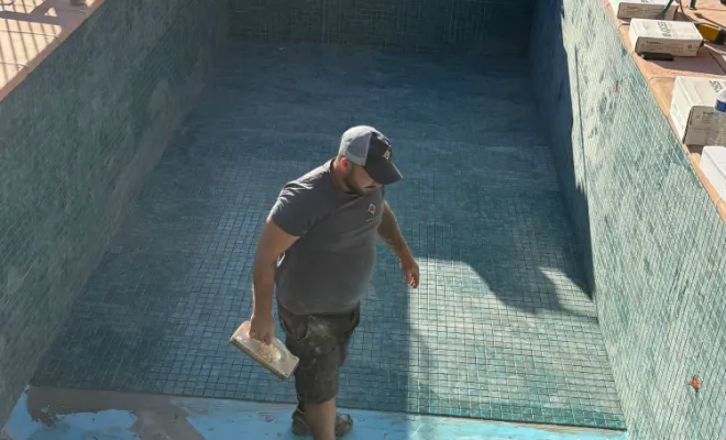 Construction d'une piscine en béton : application d'une étanchéité et pose d'un carrelage, Golfe de Saint-Tropez, BMC