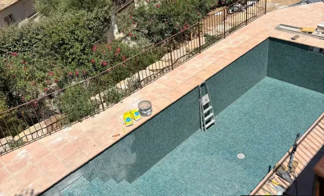 Construction d'une piscine en béton : application d'une étanchéité et pose d'un carrelage, Golfe de Saint-Tropez, BMC