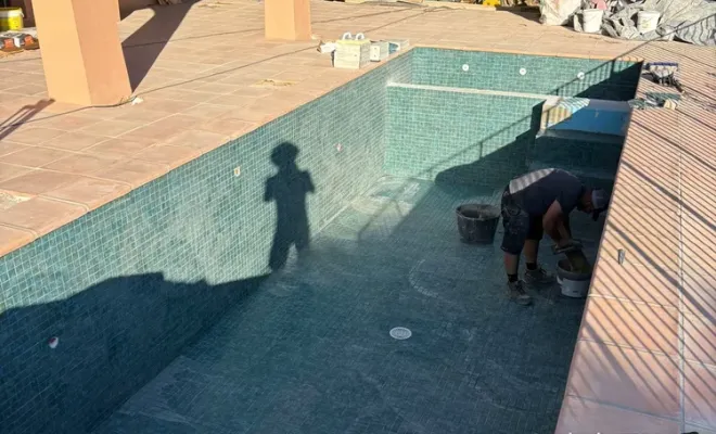 Construction d'une piscine en béton : application d'une étanchéité et pose d'un carrelage, Golfe de Saint-Tropez, BMC