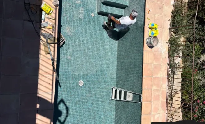 Construction d'une piscine en béton : application d'une étanchéité et pose d'un carrelage, Golfe de Saint-Tropez, BMC