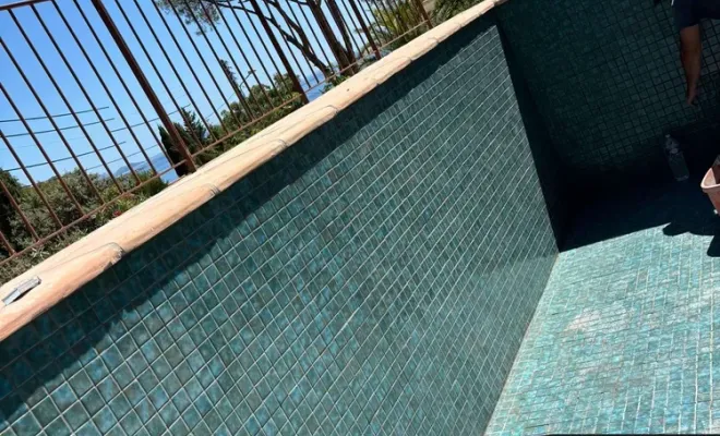 Construction d'une piscine en béton : application d'une étanchéité et pose d'un carrelage, Golfe de Saint-Tropez, BMC