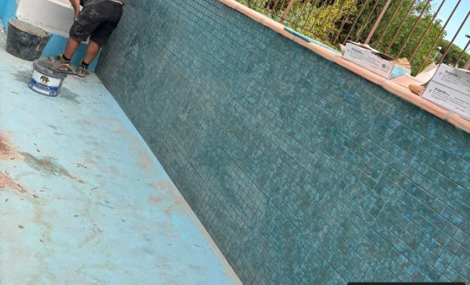 Construction d'une piscine en béton : application d'une étanchéité et pose d'un carrelage, Golfe de Saint-Tropez, BMC