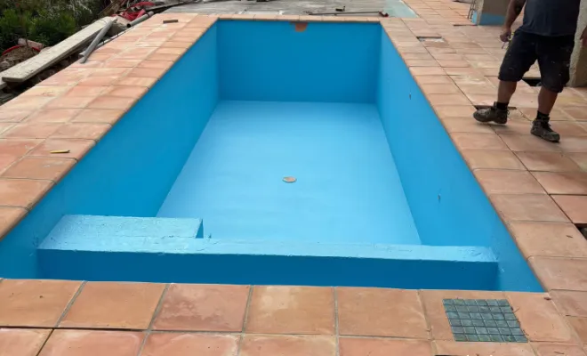 Construction d'une piscine en béton : application d'une étanchéité et pose d'un carrelage, Golfe de Saint-Tropez, BMC