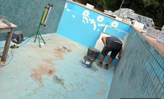 Construction d'une piscine en béton : application d'une étanchéité et pose d'un carrelage, Golfe de Saint-Tropez, BMC