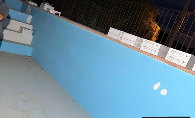 Construction d'une piscine en béton : application d'une étanchéité et pose d'un carrelage, Golfe de Saint-Tropez, BMC