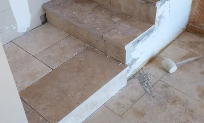 Pose d'un carrelage type travertin sur un escalier, Golfe de Saint-Tropez, BMC