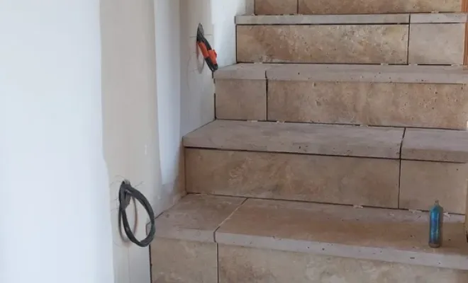 Pose d'un carrelage type travertin sur un escalier, Golfe de Saint-Tropez, BMC